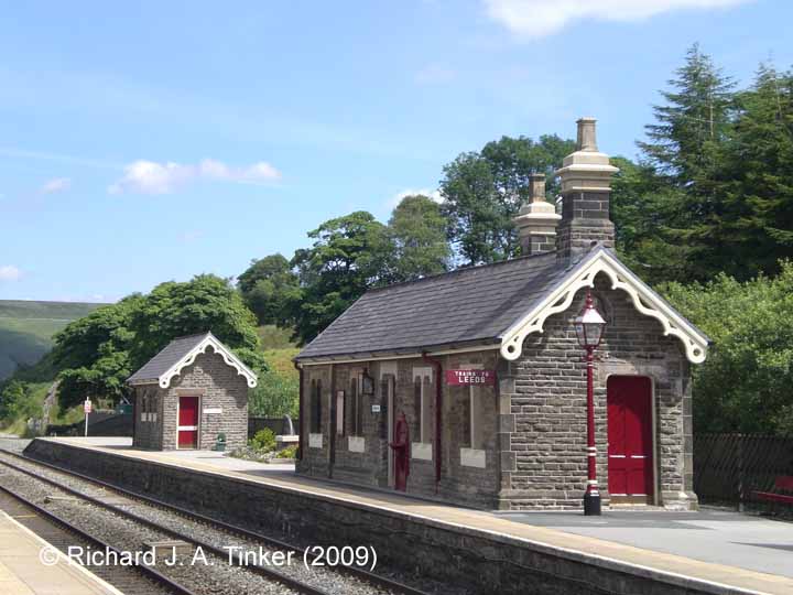 Garsdale Station: Up waiting room (this structure) and toilet block (Str 256680)