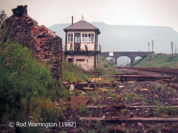 Ais Gill Signal Box and Platelayers' Hut: Context view from the south-east Ais Gill Signal Box and Platelayers' Hut: Context view from the south-east